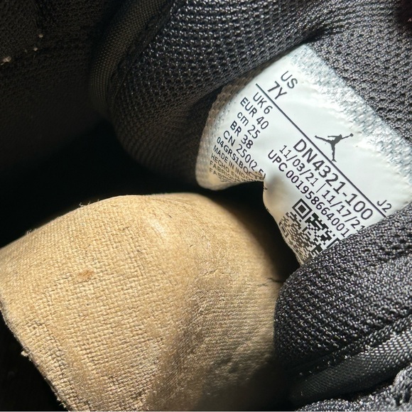 Nike Jordan 1 Mid 7Y - Picture 13 of 15